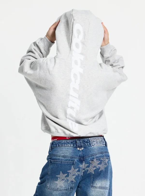 Cold Culture Vertical Sudadera Heather Grey – Detalle del logotipo trasero Detalle trasero de la sudadera Vertical Heather Grey de Cold Culture, con logotipo blanco de gran tamaño que recorre la capucha y la espalda.