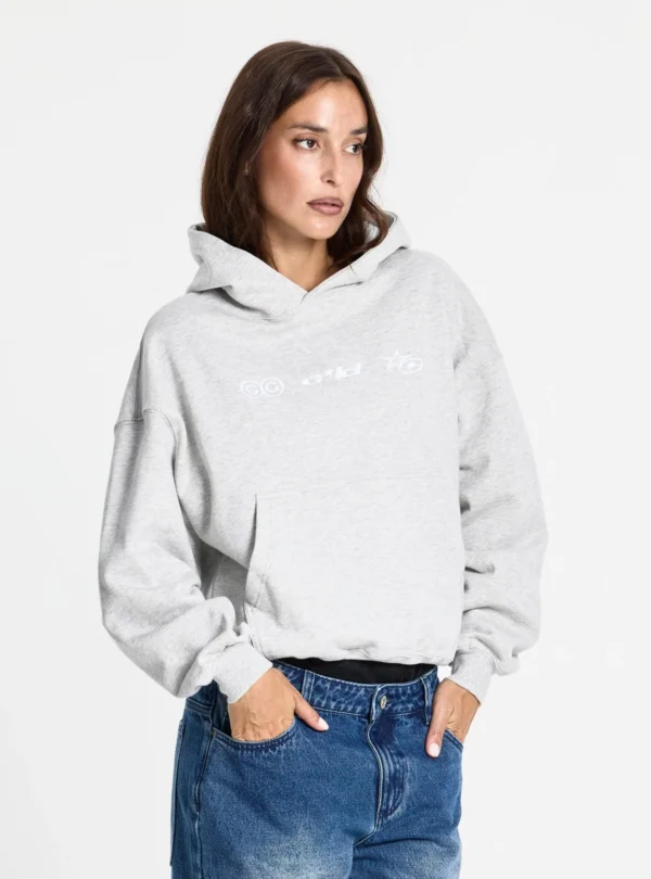 Cold Culture Vertical Sudadera Heather Grey – Vista frontal con capucha bajada Modelo con sudadera Vertical Heather Grey de Cold Culture, capucha bajada, corte holgado, bolsillo canguro y gráficos blancos en el pecho.