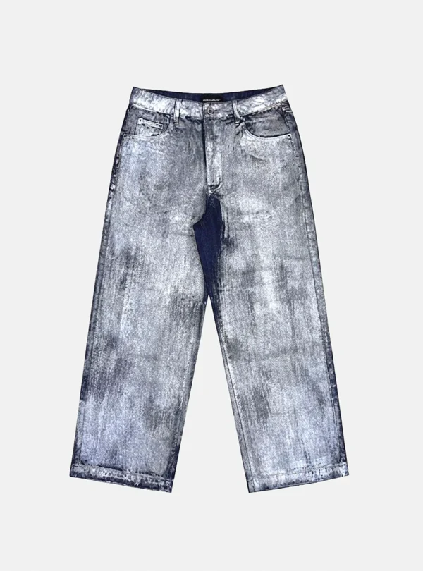 Vista frontal de los pantalones Waxed V2 de Cold Culture en denim lavado, con efecto desgastado irregular, corte ancho, cinco bolsillos y cierre de botón.