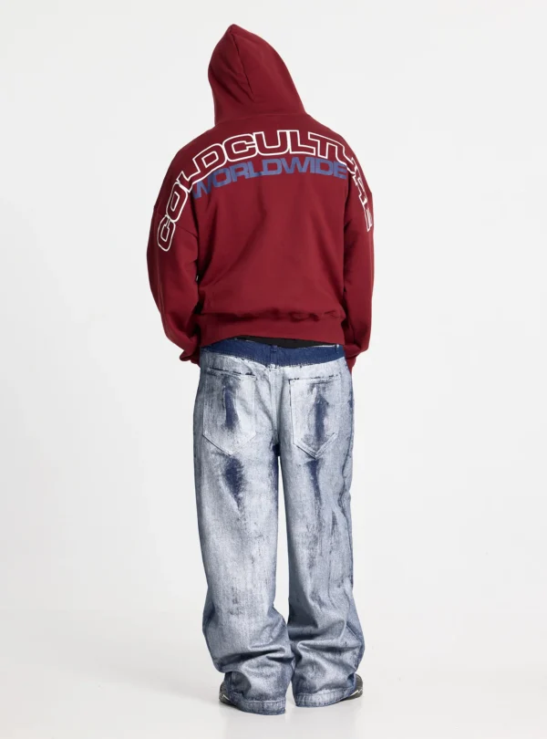 Vista trasera de un modelo con pantalones Waxed V2 de Cold Culture en denim lavado, con perneras amplias, bolsillos posteriores y acabado desgastado en azul y blanco.