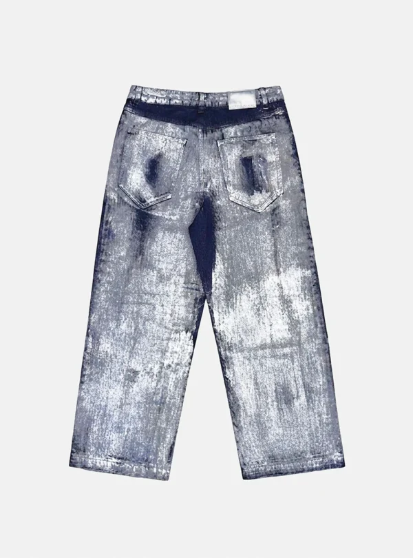 Vista trasera de los pantalones Waxed V2 de Cold Culture en denim lavado, con acabado desgastado en tonos azules y blancos, perneras anchas y bolsillos traseros.