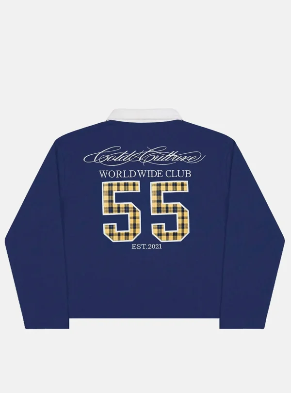 Vista trasera del polo Windsor Longsleeve Polo Navy de Cold Culture en azul marino, con logotipo, texto Worldwide Club y número 55 de cuadros amarillos.