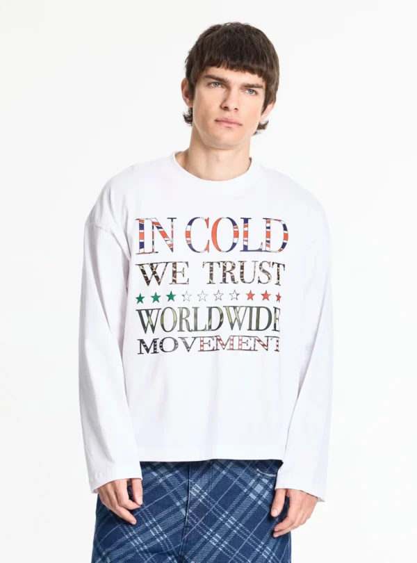 Modelo con la manga larga blanca Worldwide de Cold Culture y estampado gráfico frontal
