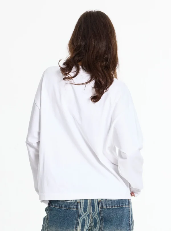 Modelo de espaldas con la manga larga blanca Worldwide de Cold Culture