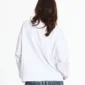 Modelo de espaldas con la manga larga blanca Worldwide de Cold Culture