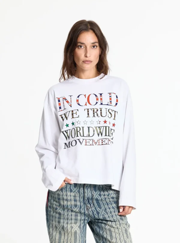 Modelo con la manga larga blanca Worldwide de Cold Culture y estampado gráfico multicolor en el frontal