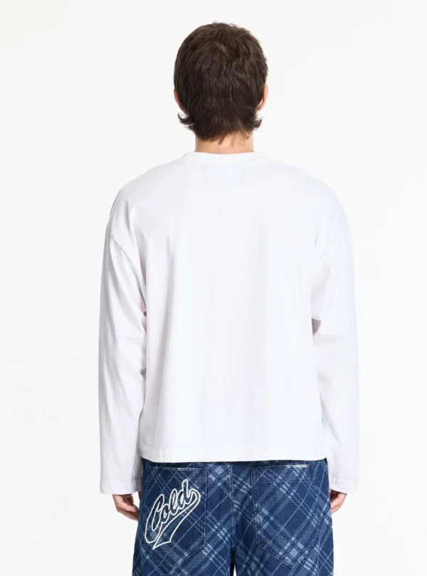 Vista trasera de la manga larga blanca Worldwide de Cold Culture llevada por un modelo