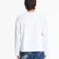 Vista trasera de la manga larga blanca Worldwide de Cold Culture llevada por un modelo